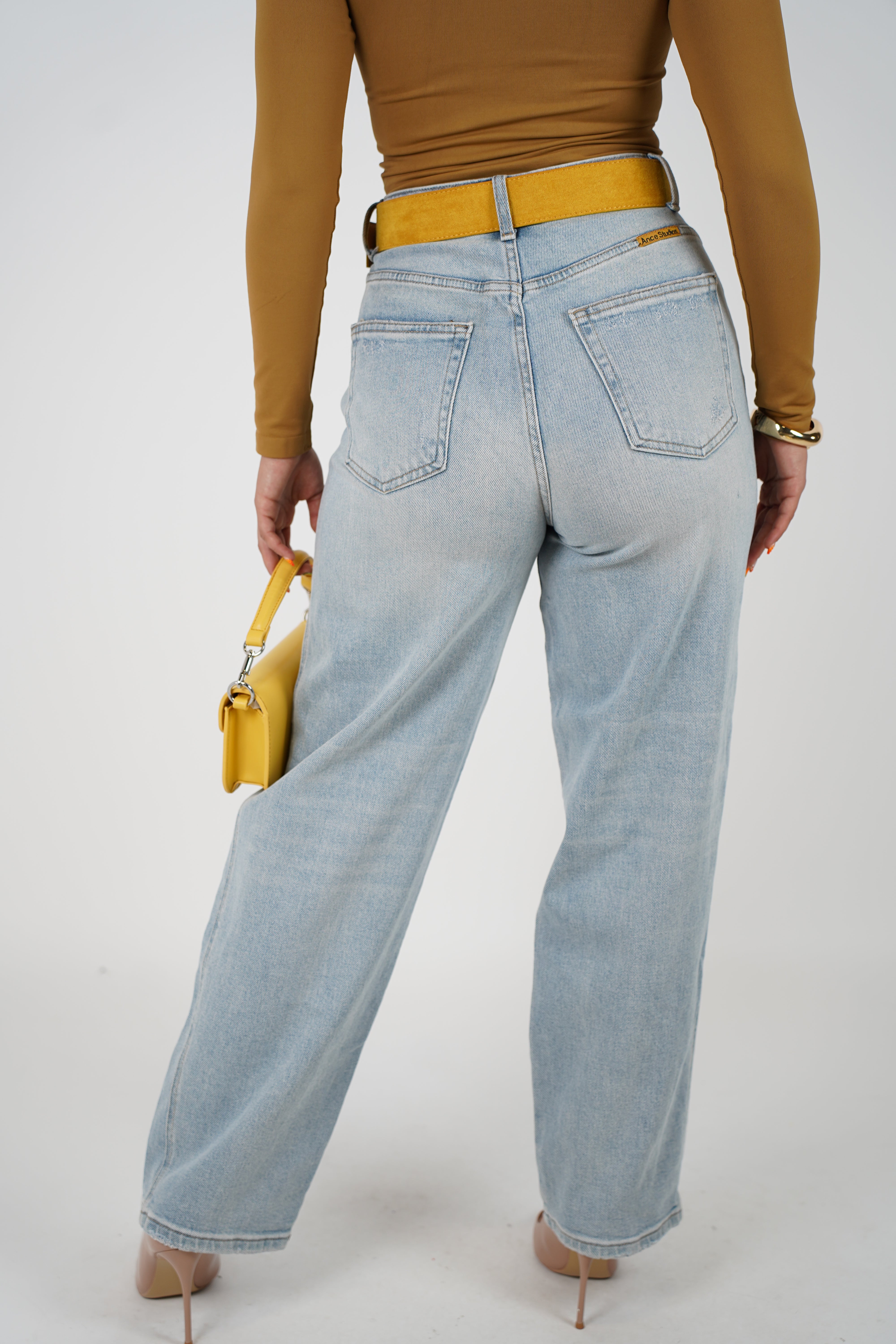 Daniela Jeans – Light Wash Wide-Leg Denim with Mustard Belt Included